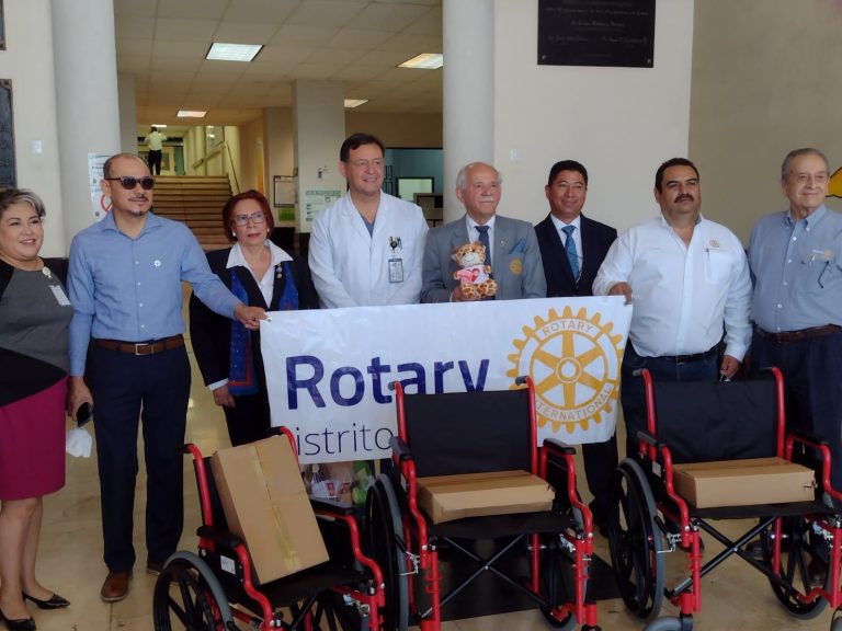 Entrega gobernador de Distrito Rotario donativo de sillas de ruedas para pacientes de Hospital Universitario 