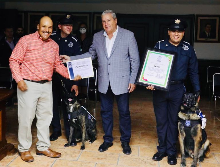Jubilan a elemento canino Darko; lo condecora Chema Fraustro