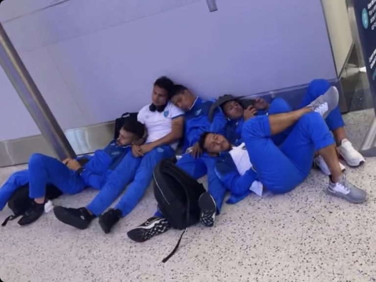 Jugadores de la Selección de Guatemala quedan varados en Houston y duermen en aeropuerto