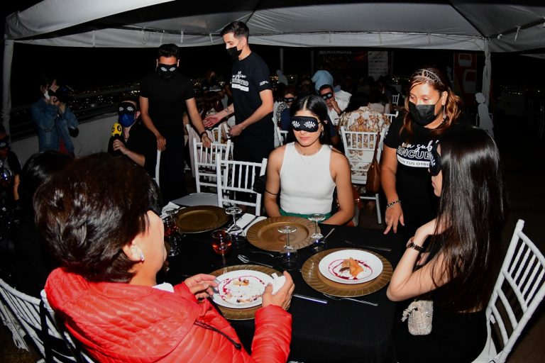 Más de 100 asistentes disfrutan de la experiencia coahuilense culinaria y de sensibilización con la ‘Cena en la Oscuridad’