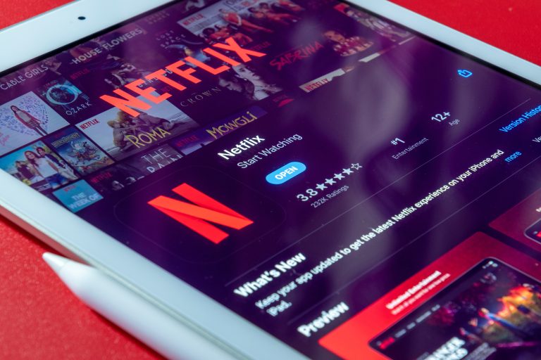 Netflix considera ofrecer una suscripción “barata” con anuncios