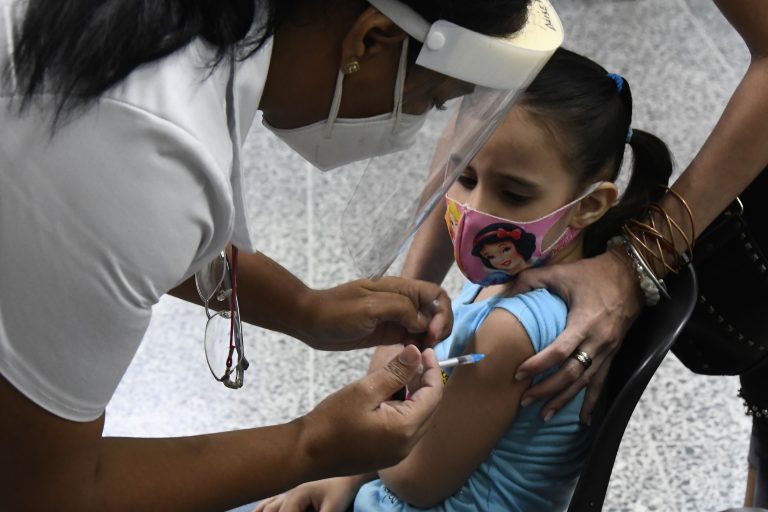 Reclaman en Oaxaca por aplicación de vacunas Covid caducas a niños