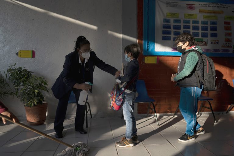 Es voluntario el uso de cubrebocas en planteles escolares