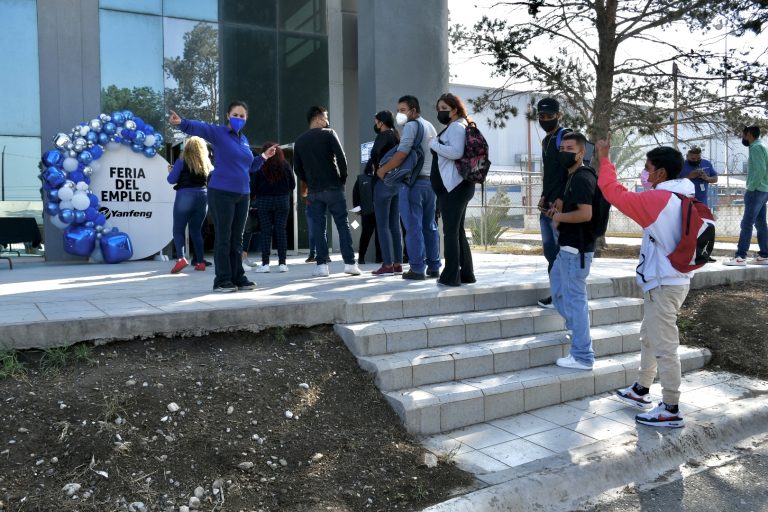 Ramosarizpenses responden a llamado en feria del empleo de Yanfeng