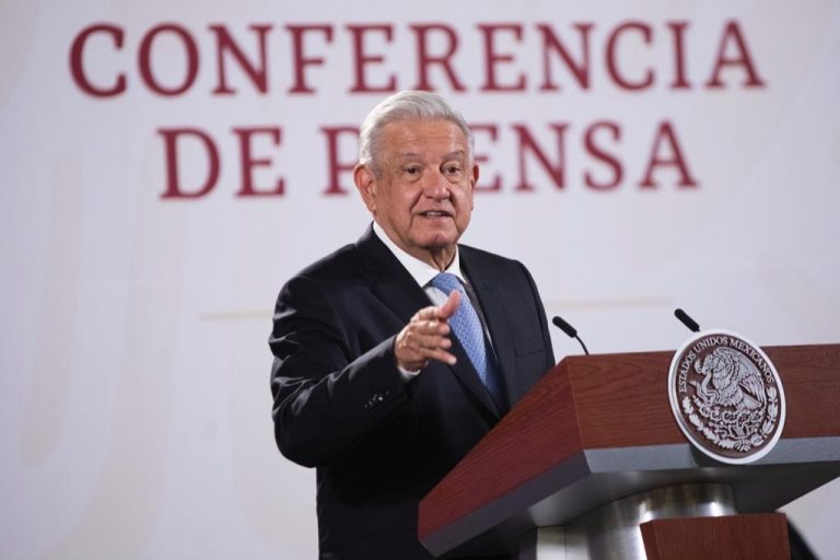 Se compromete López Obrador a que no incremente el precio de la luz