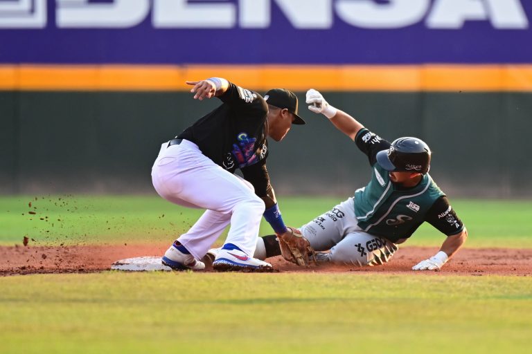 Acereros sostiene ventaja en la novena y derrota a Saraperos para llevarse el clásico coahuilense 