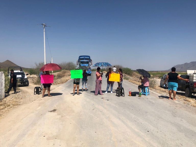 Bloquean camino a Paredón por falta de energía eléctrica en hogares; Ayuntamiento acude a auxiliar