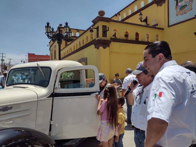 Disfrutan ramosarizpenses de exhibición de autos clásicos