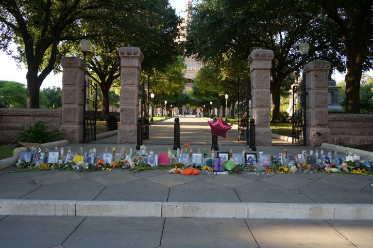 Familiares de las víctimas de Texas critican respuesta policiaca