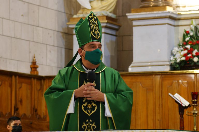 Felicita obispo Hilario a los maestros en su día