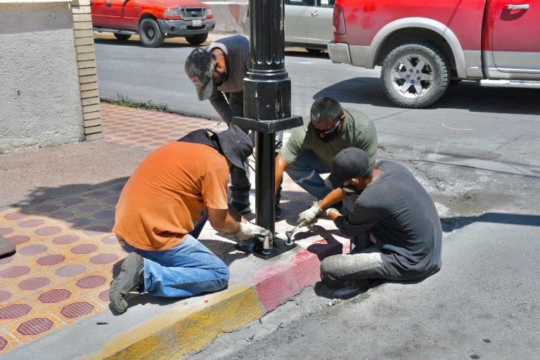 Inicia segunda etapa de instalación de luminarias en zona centro de Ramos