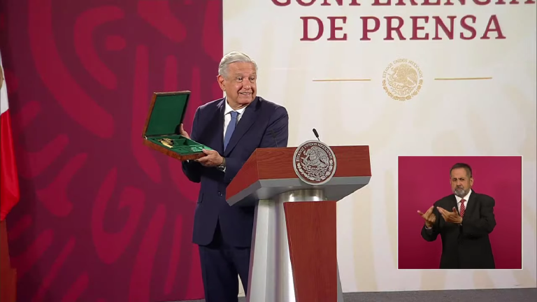 López Obrador muestra pistola de Francisco Villa que Díaz-Canel devolvió