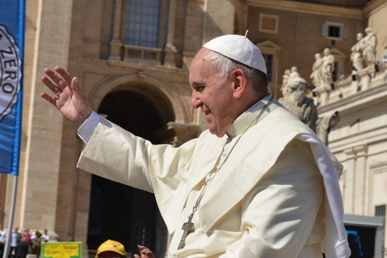 Papa Francisco saluda y bendice a madre buscadora mexicana