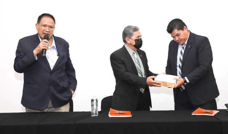 Presenta rector de la UA de C el libro «Pegasos 73-78 El Vuelo de un Campeón»