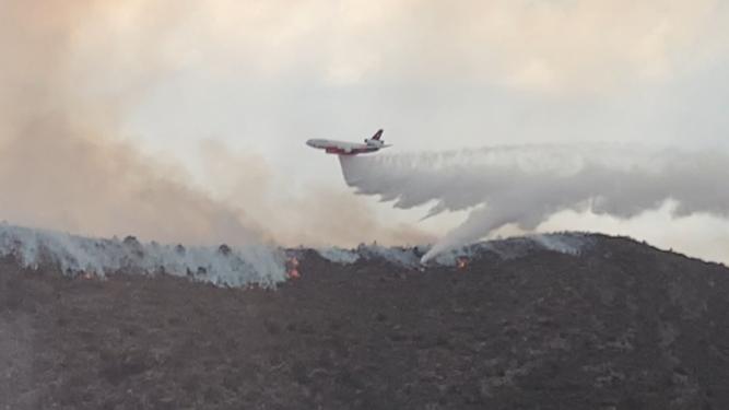 Realiza DC-10 descarga en incendio forestal de Santa Rosa, en el Cañón de San Lorenzo