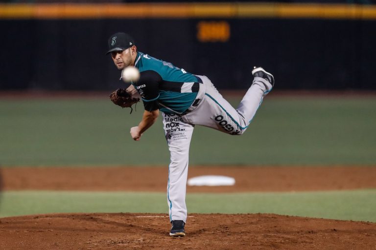 Saraperos blanquea 5 a 0 a Toros en Tijuana para empatar la serie 