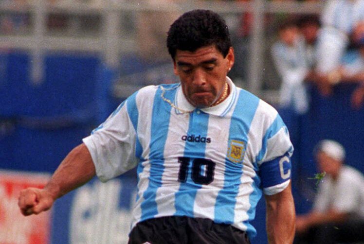 Subastan histórica camiseta de Maradona por más de 9 millones de dólares