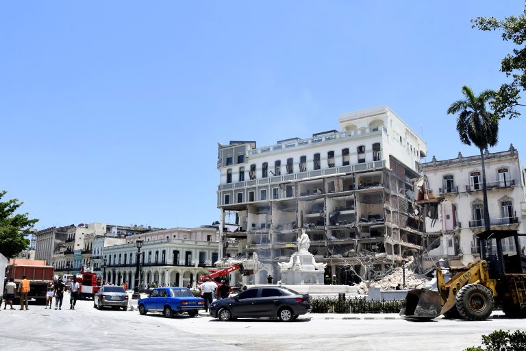 Van 25 muertos por explosión en Hotel Saratoga