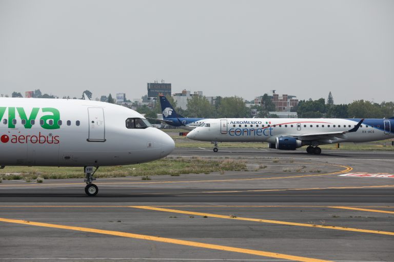 Anuncian investigación por incidente captado en video entre aviones