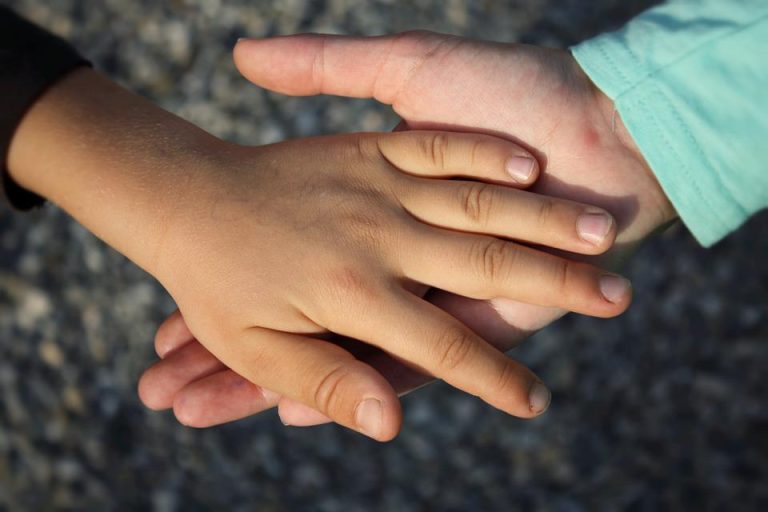 En Aguascalientes mujer quema las manos a niño por comerse un pastelillo