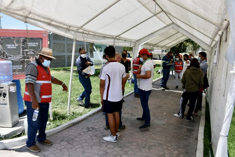 En segundo día de la jornada de vacunación anticovid jóvenes acuden a ser inmunizados