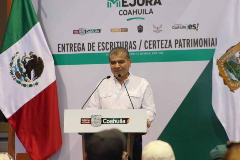 Entrega Riquelme 200 escrituras a familias de la Región Norte