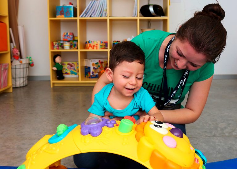 Este 10 de mayo, madres de niños y jóvenes con parálisis cerebral comparten su historia en el podcast “Ponte en mis Zapatos”