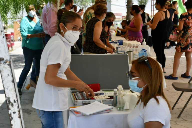 Familias en Manantiales Del Valle se preocupan por su salud; responden a brigada del DIF Municipal