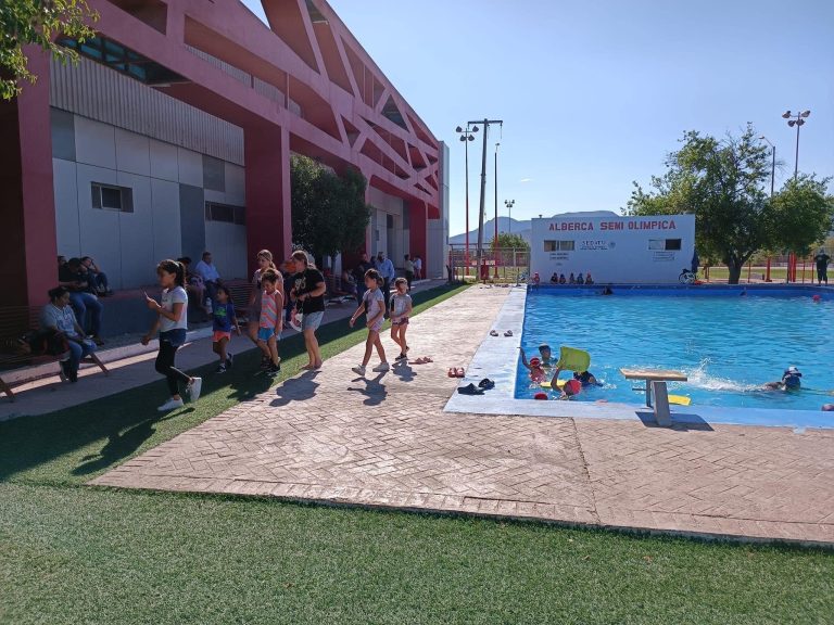 Más de 230 ramosarizpenses disfrutan de clases de natación en alberca semi olímpica