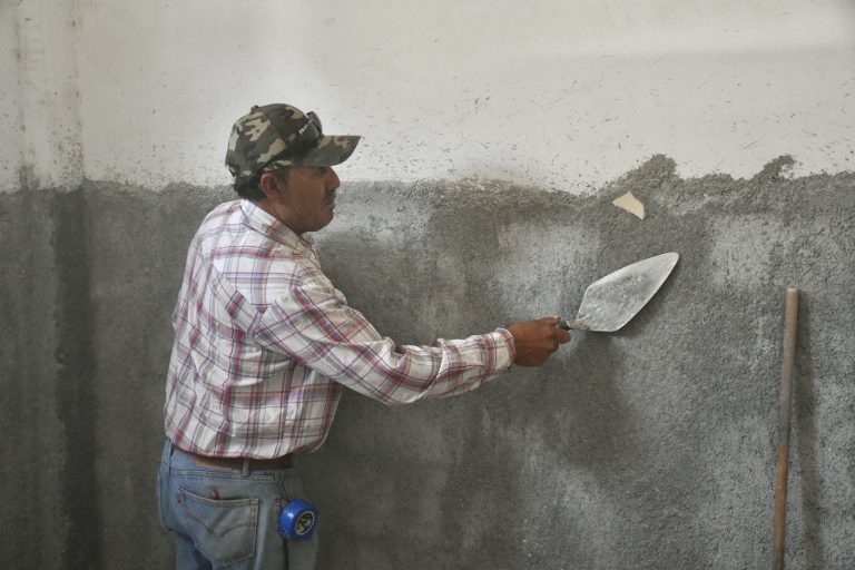 Orgullosos de su oficio; albañiles se encomiendan a la Santa Cruz en su día