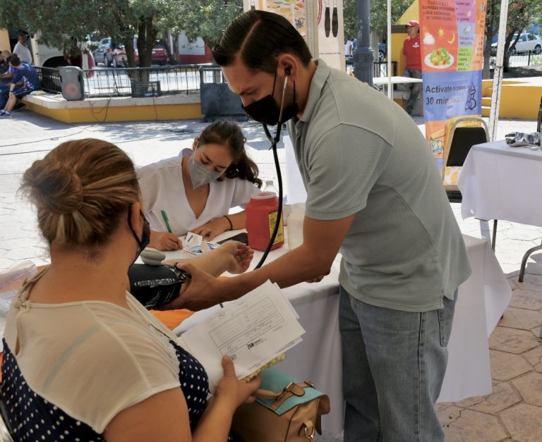 Ramosarizpenses responden a brigada de salud y servicios municipales en Plaza Pistaches 