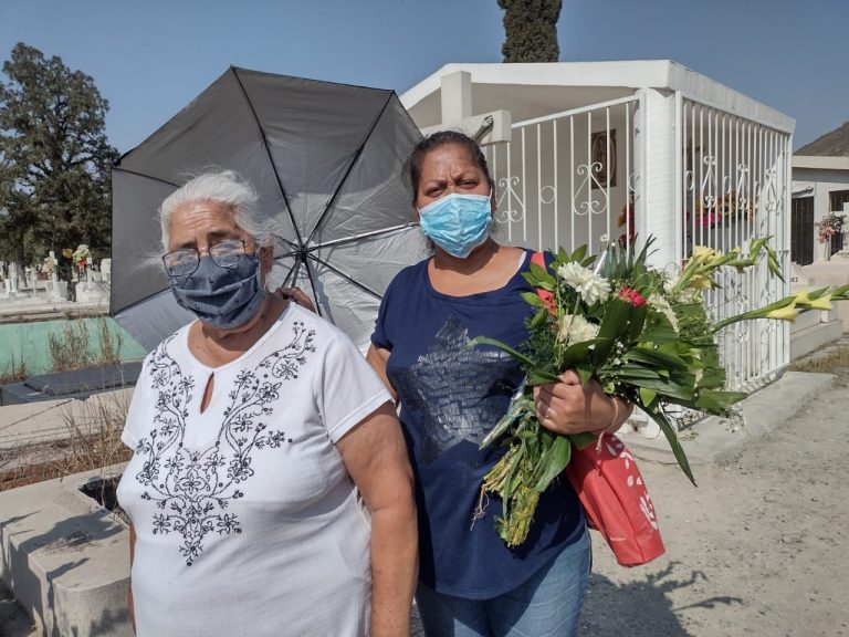 Visitan saltillenses panteones de la ciudad para recordar a sus mamás