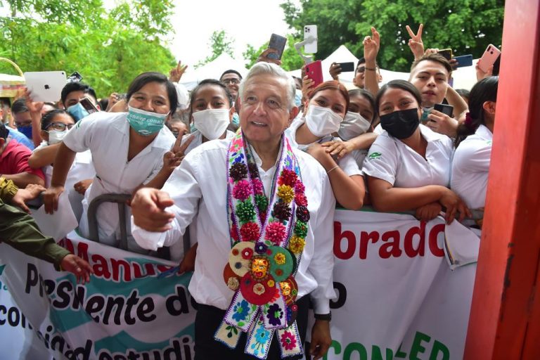 AMLO pide paciencia a familiares de víctimas de la «Guerra Sucia»