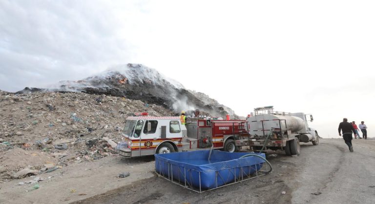 Controlan incendio en el relleno; continúan labores de liquidación