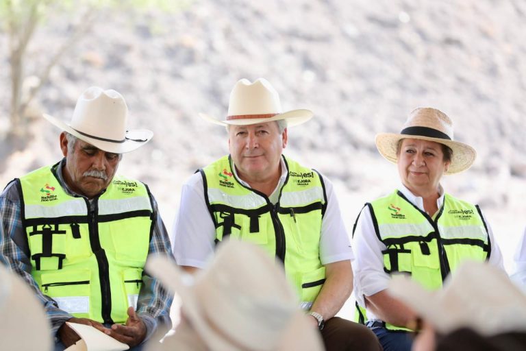 Entrega Chema Fraustro desazolves de presas ejidales