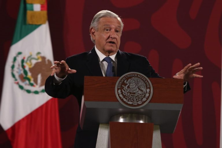 López Obrador califica de “corrientes y vulgares” acusaciones de Muñoz Ledo