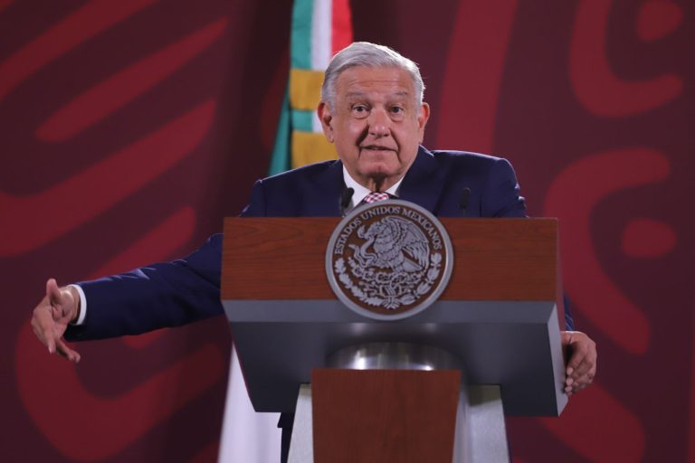 López Obrador plantea eliminar presentación de constancia fiscal