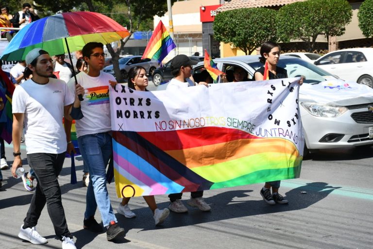 Marchan por el orgullo LGBTQ+ en Saltillo