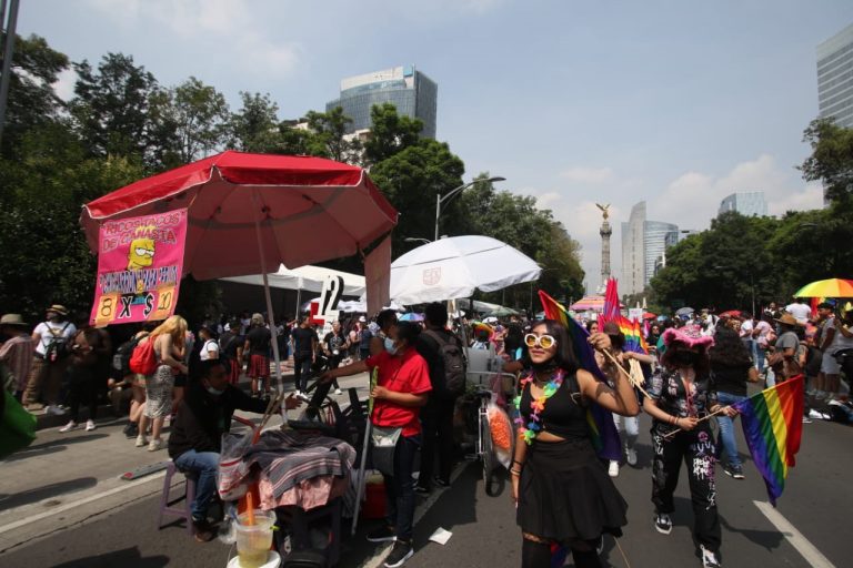 Miles de personas pintan de arcoíris la CDMX