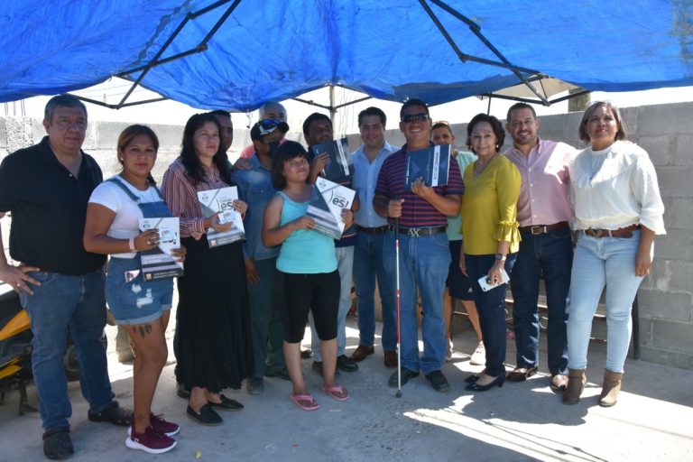 SEVOT entrega casa x casa en Monclova tarjeta ‘Te Echamos la Mano’