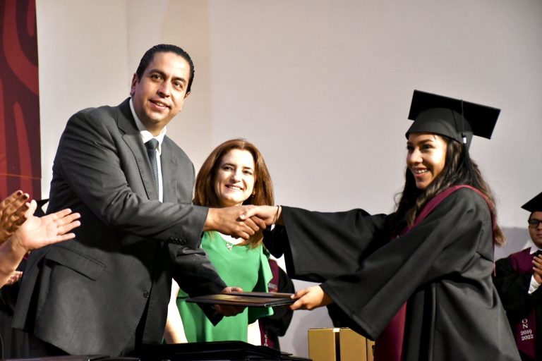 Apadrina Chema Morales alumnos egresados del CETIS 60