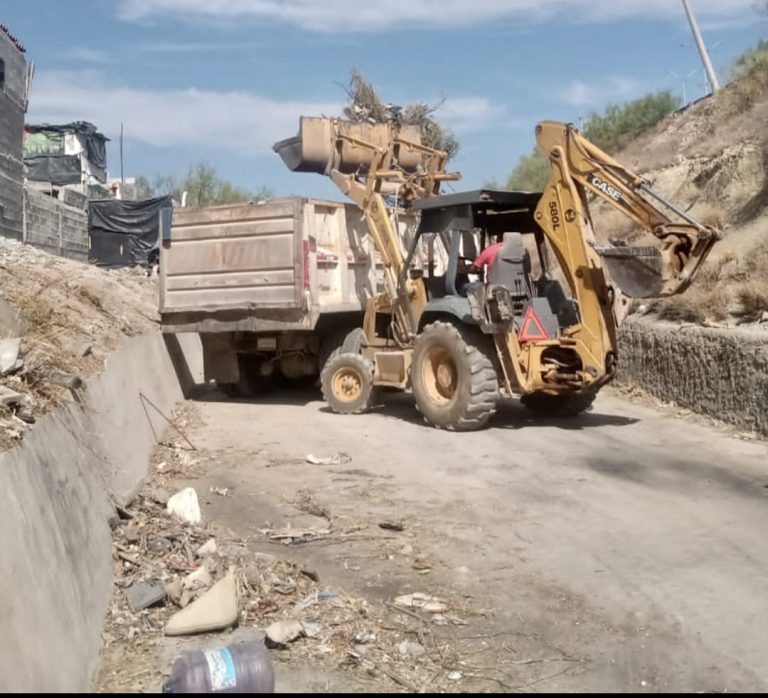 Brindan mantenimiento a canal pluvial de colonia Villa Sol