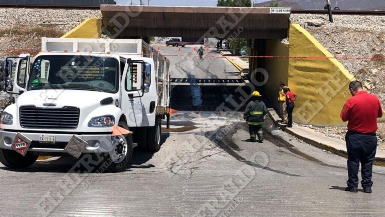 Cae contenedor de ácido de camión y lesiona a peatón en Ramos