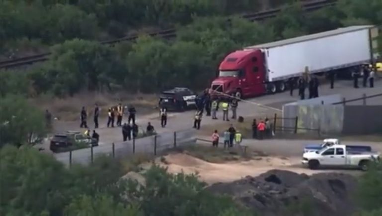 Confirman que 22 mexicanos murieron en tráiler con migrantes en Texas