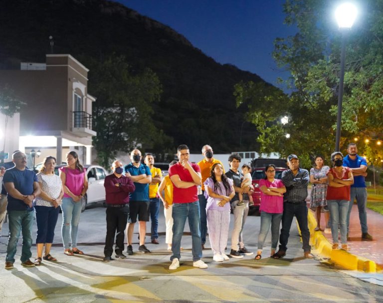 Entrega Chema Morales luminarias en Portal Palomas