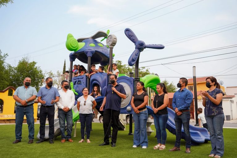 Entrega Chema Morales plaza en Las Haciendas