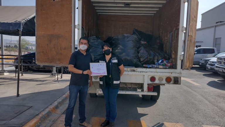 Entregan camión con taparroscas en apoyo a la lucha contra el cáncer