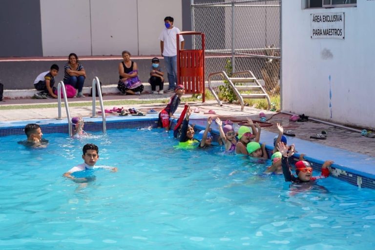 Escuela municipal de natación aún cuenta con lugares; invitan a inscribirse