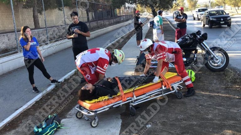 Evita chocar por alcance, derrapa y cae de su motocicleta