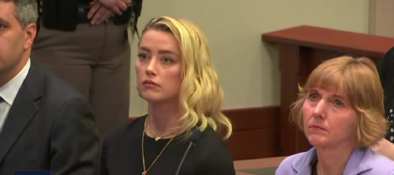 Ex asistente acusa a Amber Heard de robarle su historia de abuso